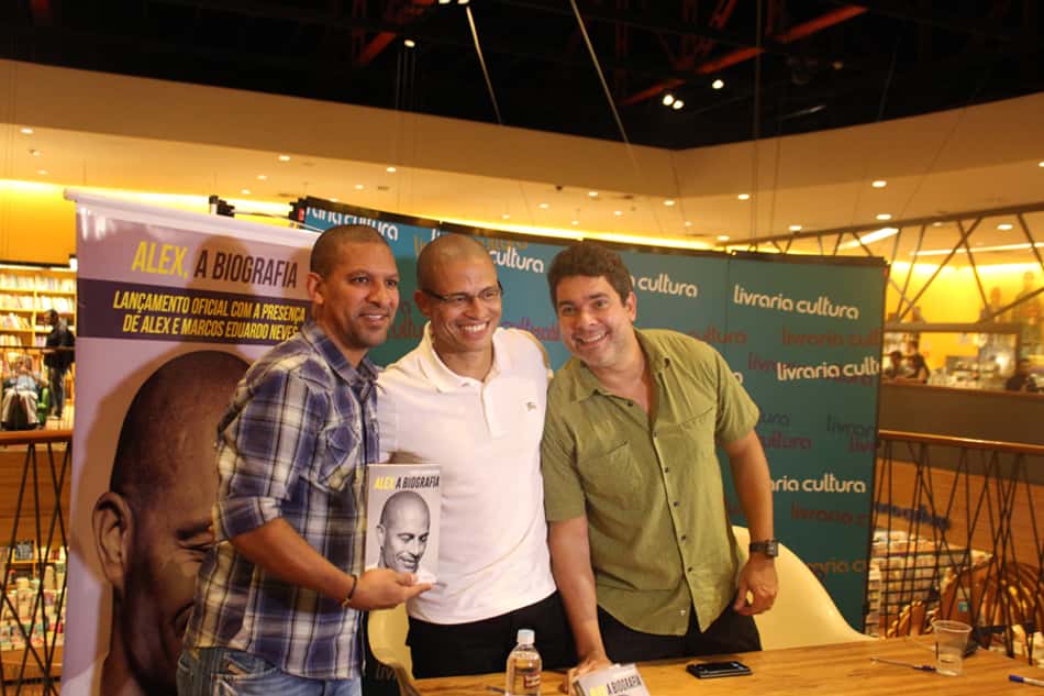 Alex autografa biografia em Curitiba nesta terça-feira