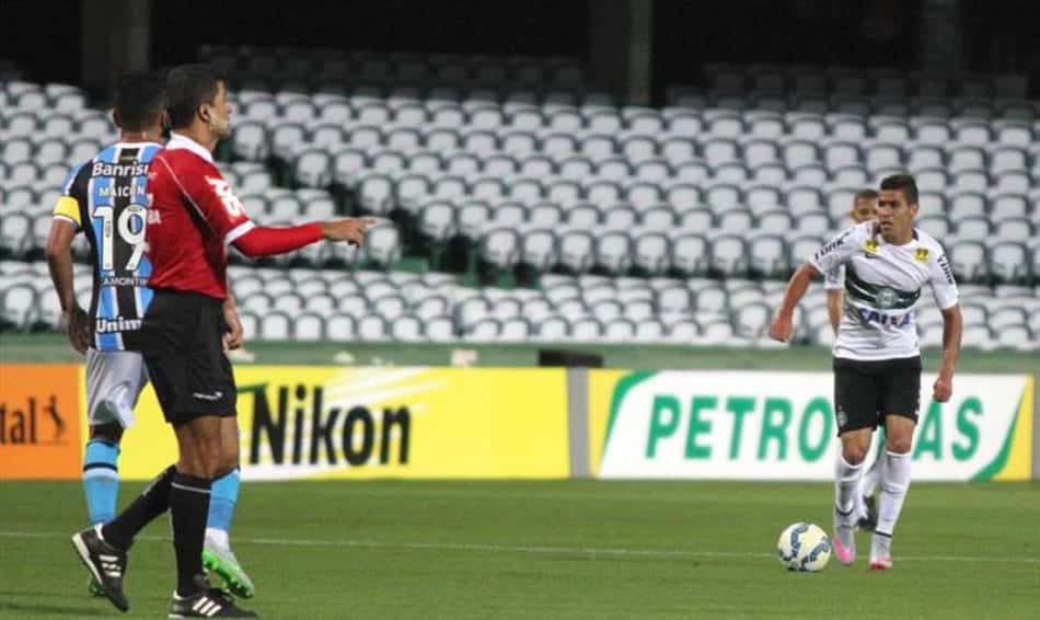 Meia do Coritiba acredita na permanência do time na Série A