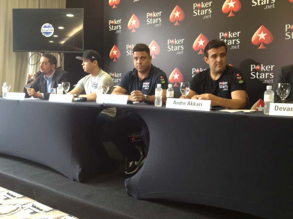 Ronaldo participa da abertura do BSOP Millions, ao lado de Mojave e Akkari (Foto: Eduardo Lucizano)