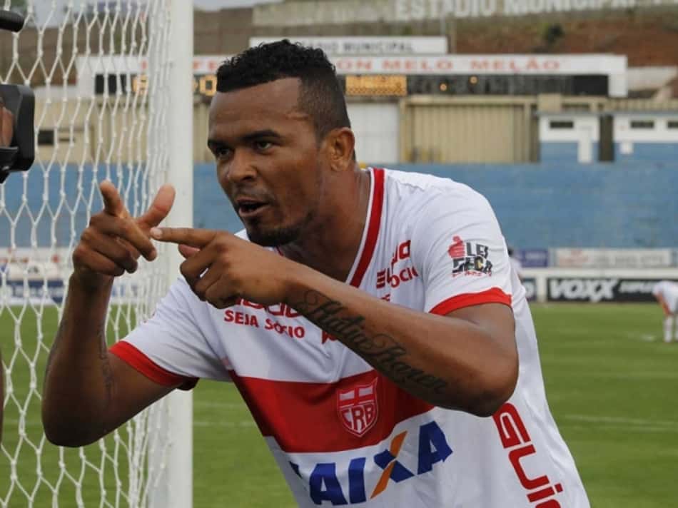 Atacante Zé Carlos anuncia saída do CRB