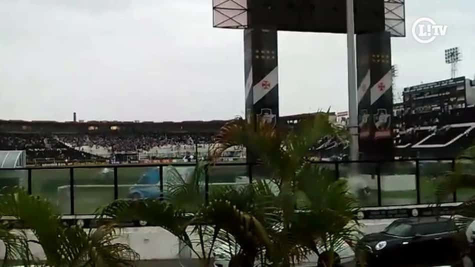 VÍDEO: Torcida do Vasco não para de cantar mesmo com temporal