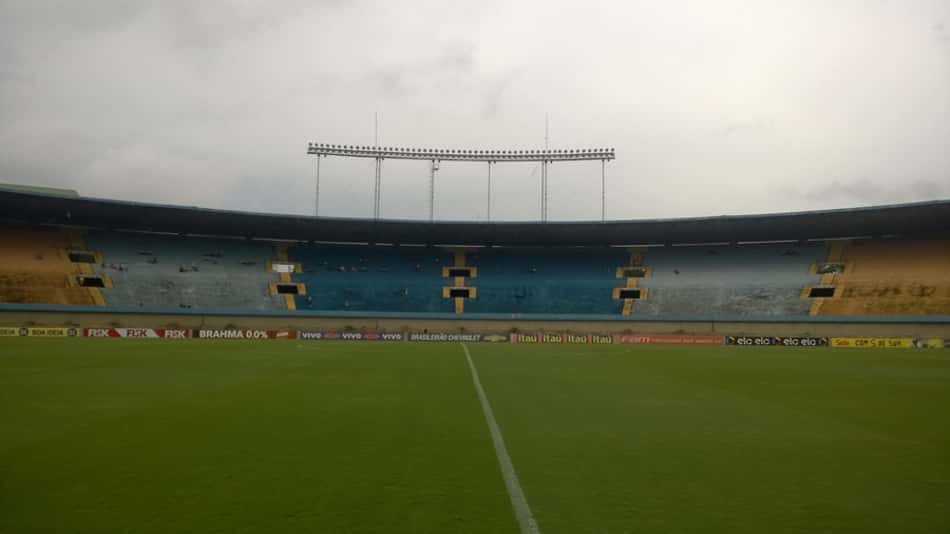 Debaixo de muita chuva, Goiás e Criciúma empatam no Serra Dourada
