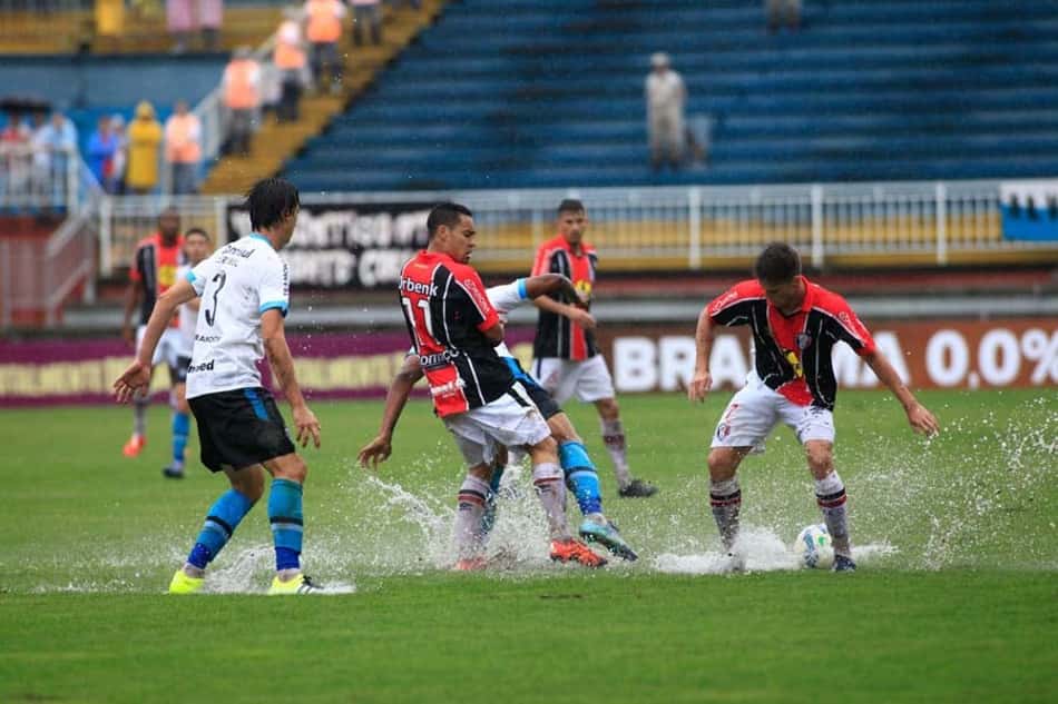 Grêmio vence o Joinville e as poças d'água, mas fica em terceiro