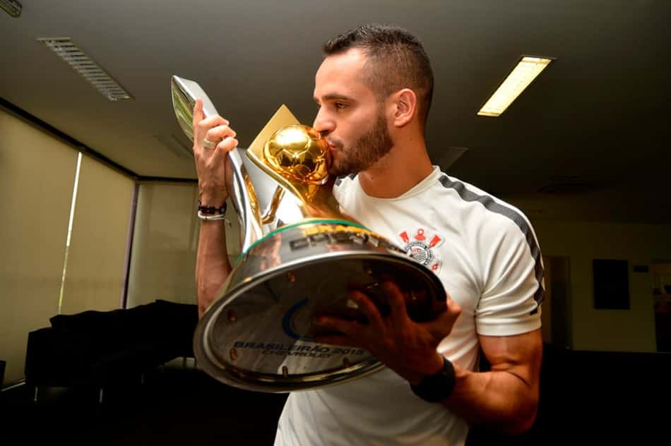 Renato Augusto é eleito craque do BR-2015 e divide prêmio com Jadson