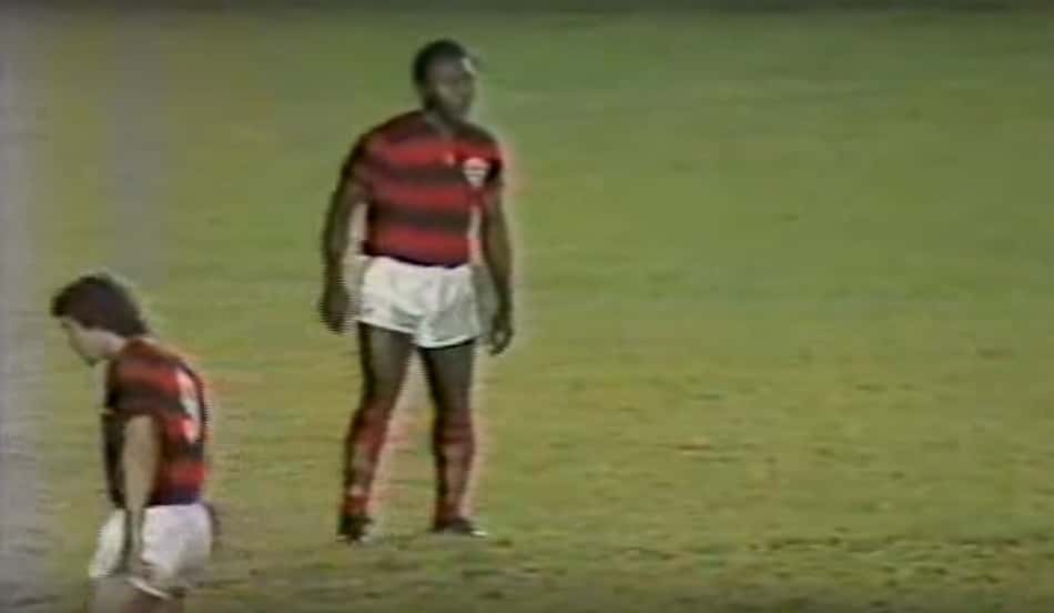 Pelé vestiu a camisa do Fla por um jogo. Foi em 1979, em vitória por 5 a 1 contra o Atlético-MG. Amistoso beneficente