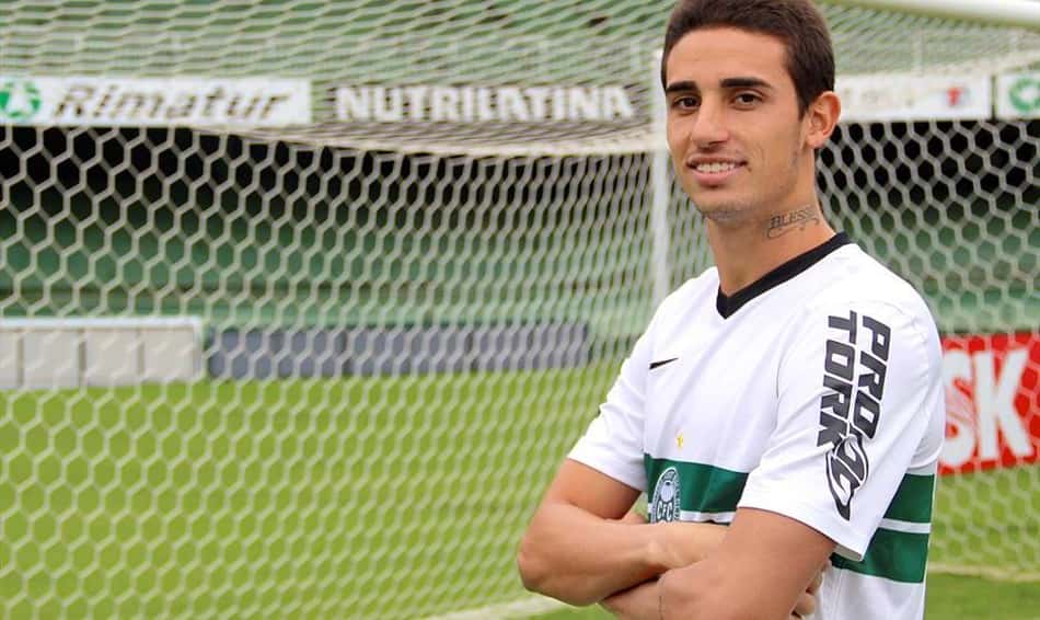 Sem garantir permanência no Coxa, Thiago Galhardo promove jogo beneficente