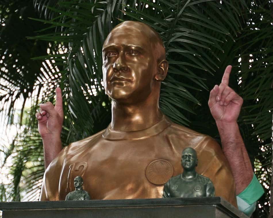 Marcos brinca com seu busto
