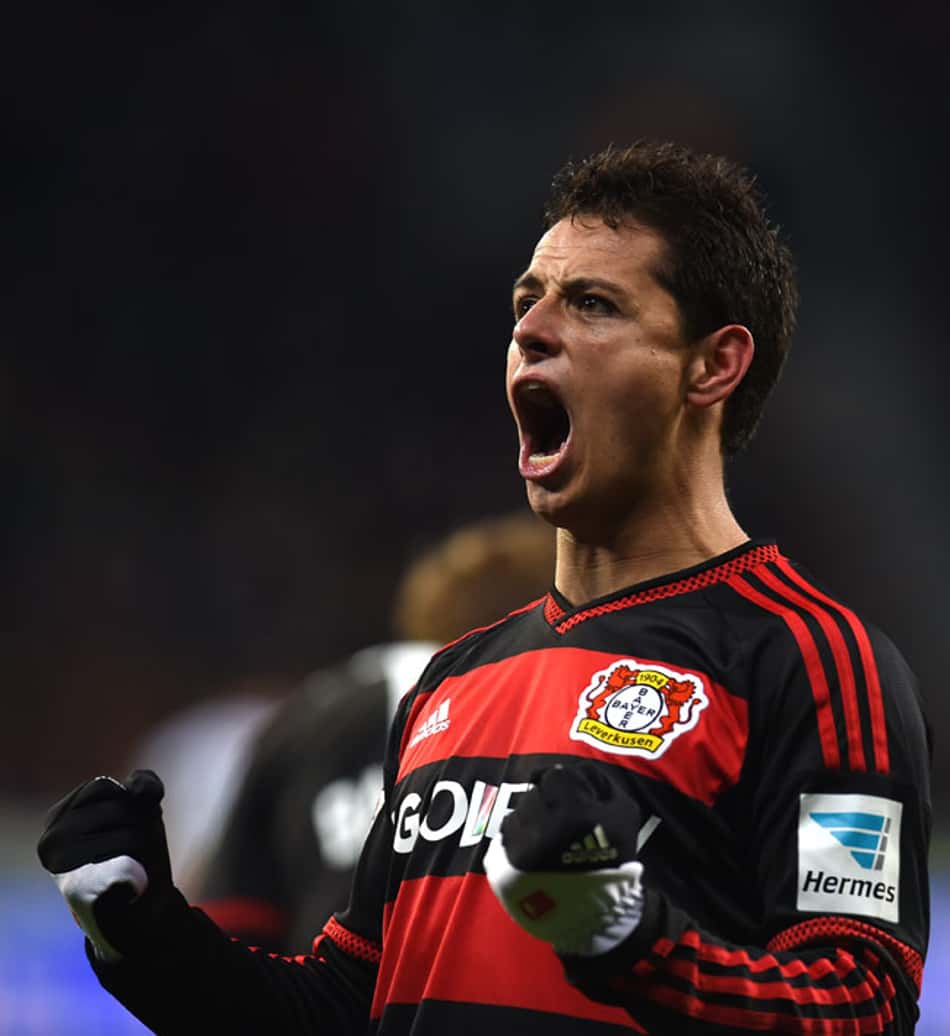Chicharito marcou três gols sobre o Gladbach (Foto: Patrick Stollarz / AFP)