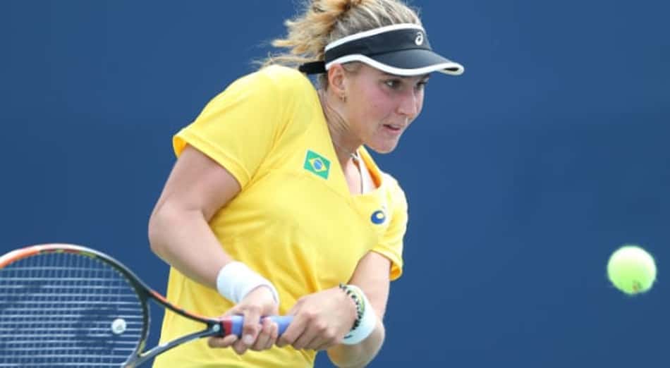 Bia Maia fica 15 minutos em quadra e vai à semi em Macon