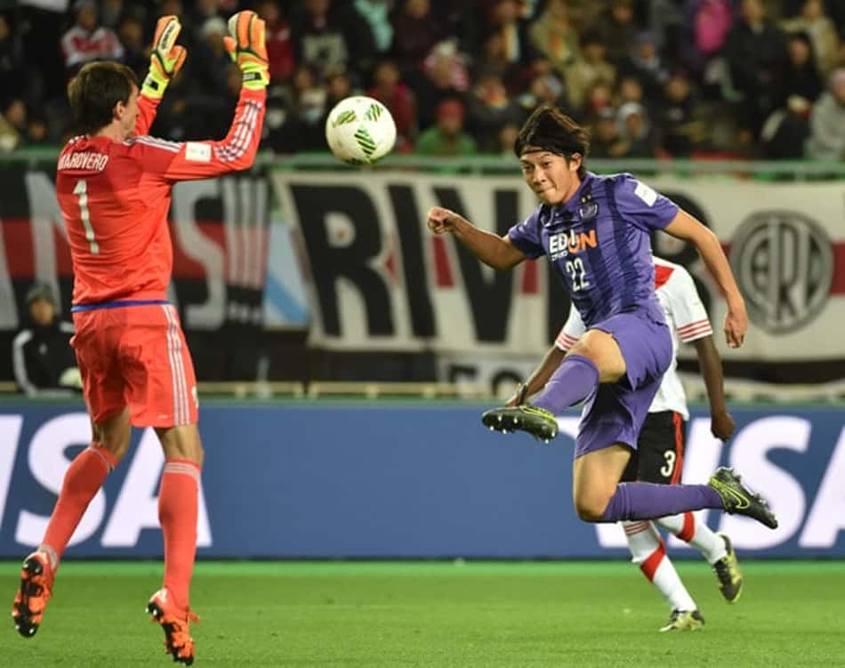 Barovero salva grande chance do Sanfrecce (Foto: Kazuhiro Nogi / AFP)