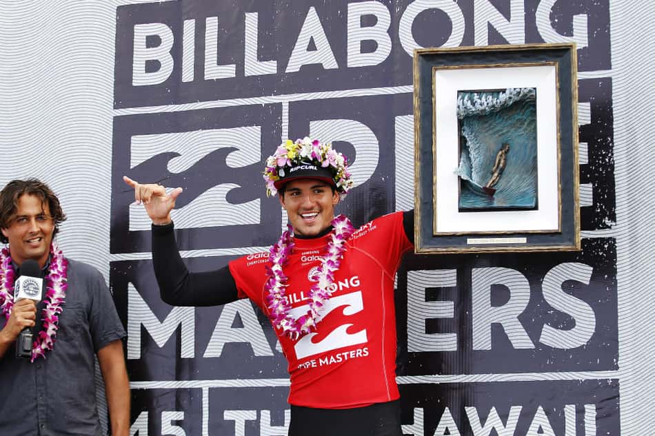 Gabriel Medina exibe o prêmio pela conquista da Tríplice Coroa havaiana (Foto: WSL)