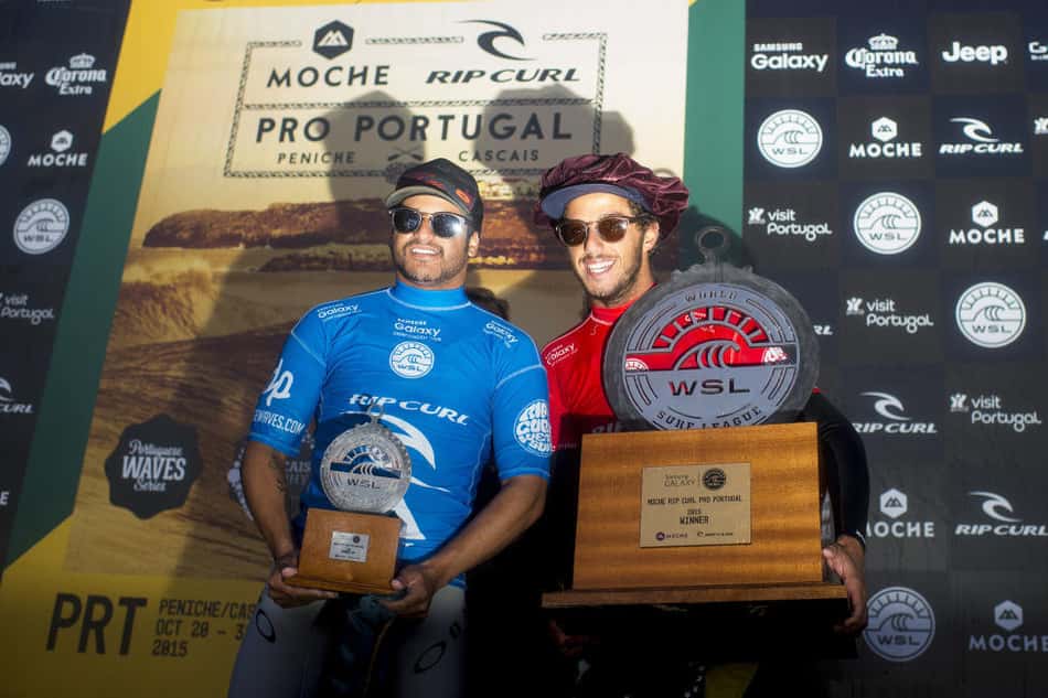 Ítalo Ferreira (esquerda) foi vice na etapa de Portugal, ao ser superado pelo compatriota Filipe Toledo (Foto: WSL)