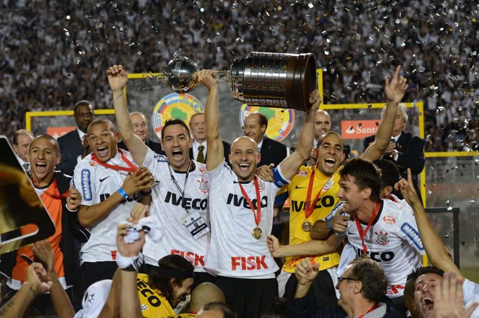Lei da atração? Corinthians irá expor taça da Libertadores-2012 na Arena