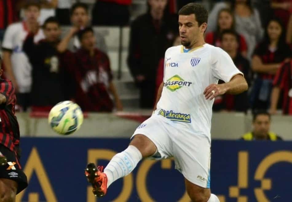 Atlético-PR anuncia a contratação do atacante André Lima