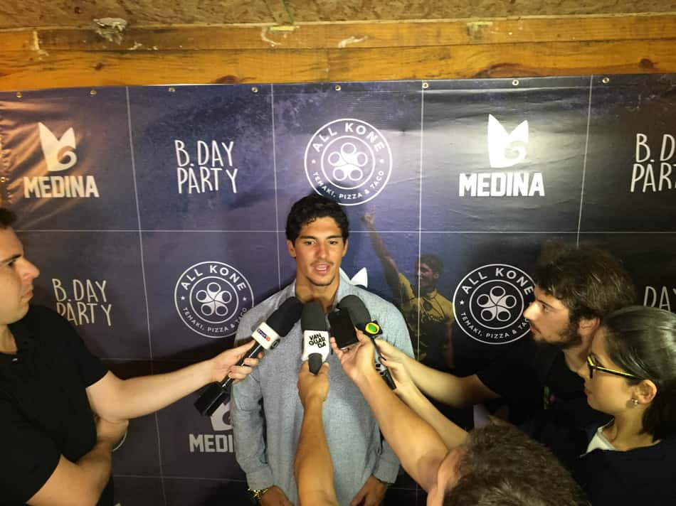 Com Neymar e Nego do Borel, Medina celebra 22 anos em Maresias