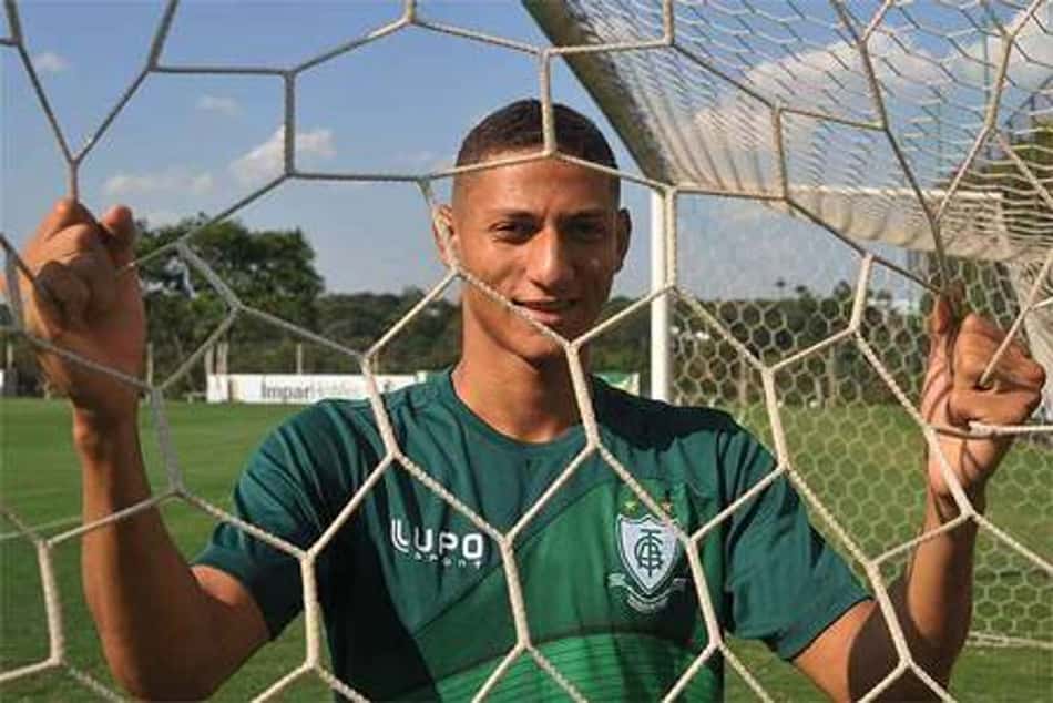 Richarlison cita América-MG ao falar sobre evolução de sua carreira no futebol