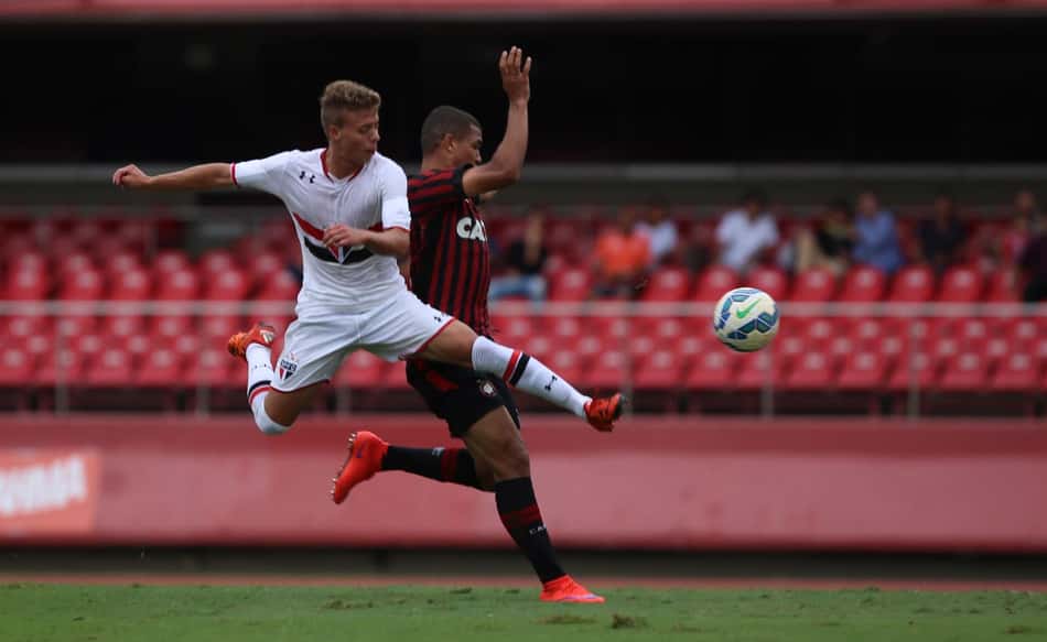 Ambidestro, 10 do São Paulo na base promete 'chegar perto' de Hernanes