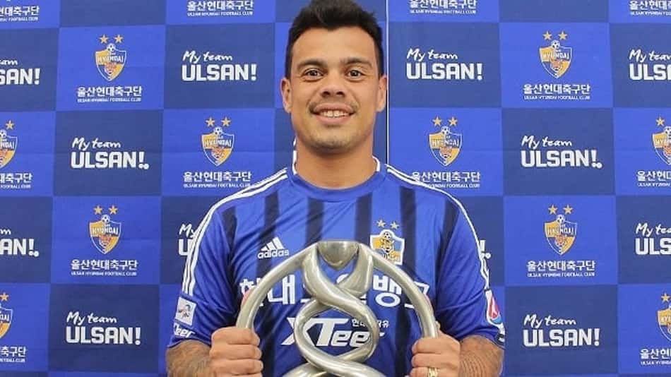 Bernardo posa com a camisa do Ulsan Hyundai (Foto: Divulgação)