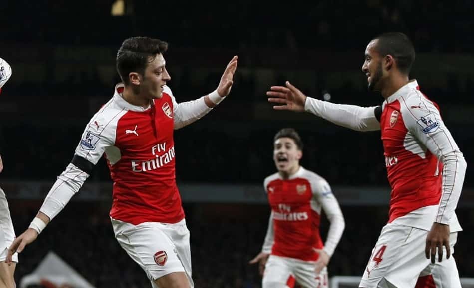 Arsenal vence e segue líder; United bate Swansea com gol de letra