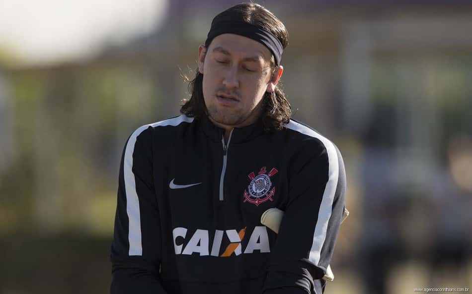 Cássio e Gil recebem sondagens da Europa, e Corinthians liga alerta
