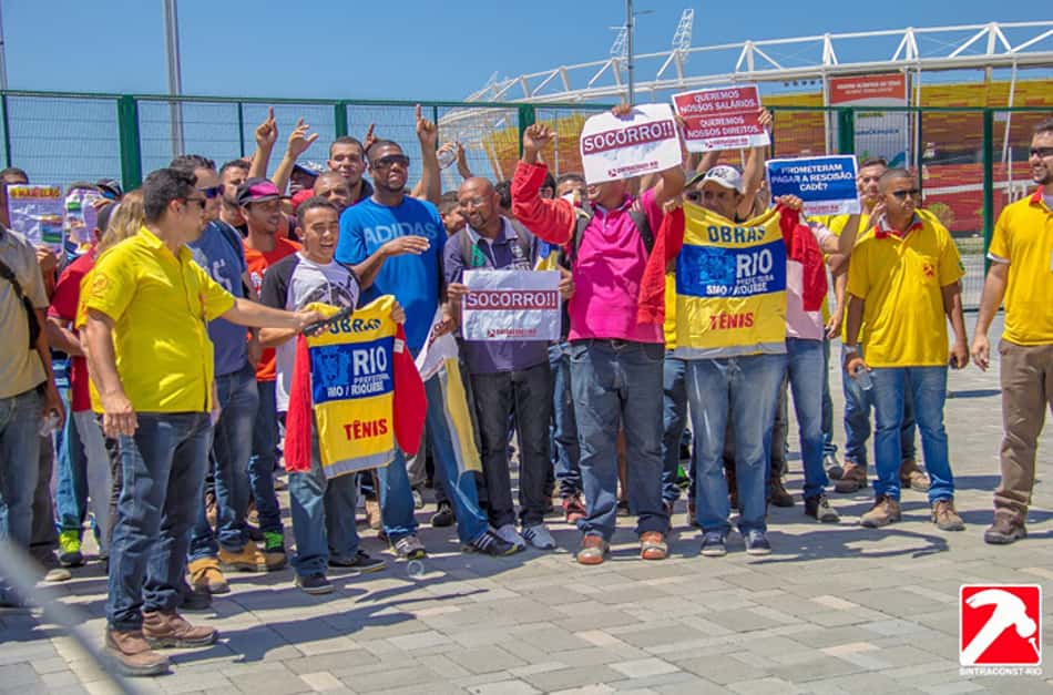 Operários protestaram nesta quinta-feira em frente ao Parque Olímpico (Foto: Reprodução/site Sintraconst-Rio)