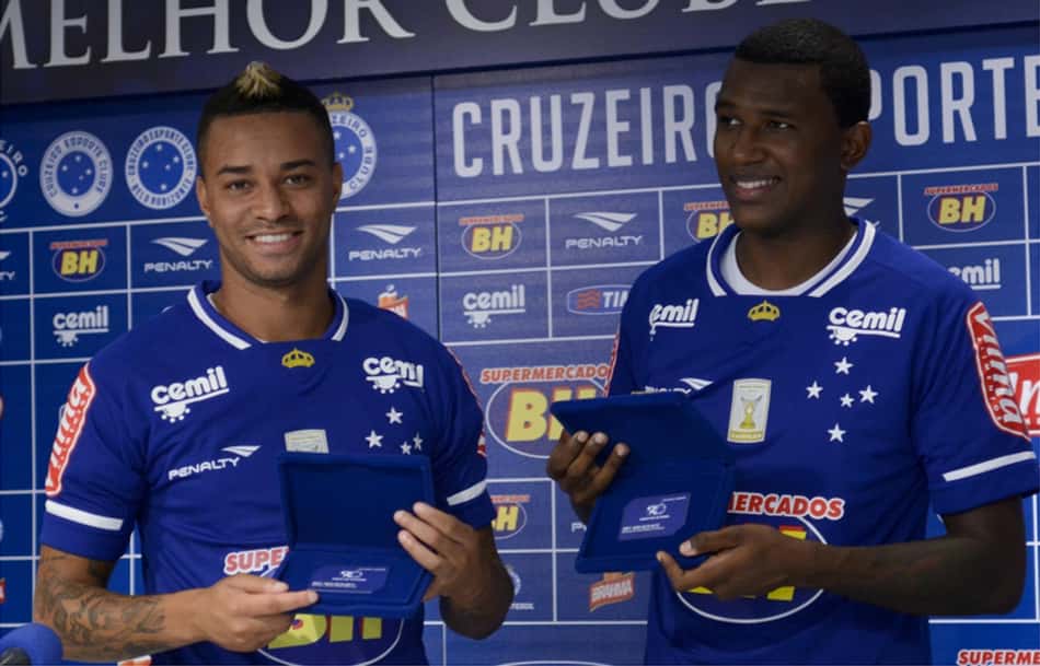 Como 'reforços de peso', Coutinho e Rafael Silva chegam ao Cruzeiro