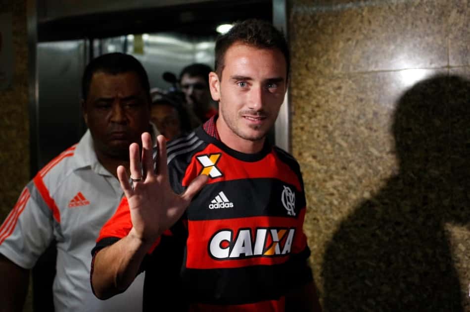 Gringo na área! Mancuello chega ao Rio e já veste a camisa do Flamengo