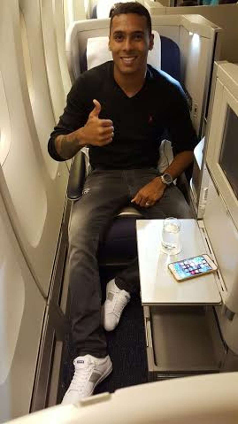 Elton rumo ao Japão para defender o JEF United (Foto: Think Ball & Sports Consulting)