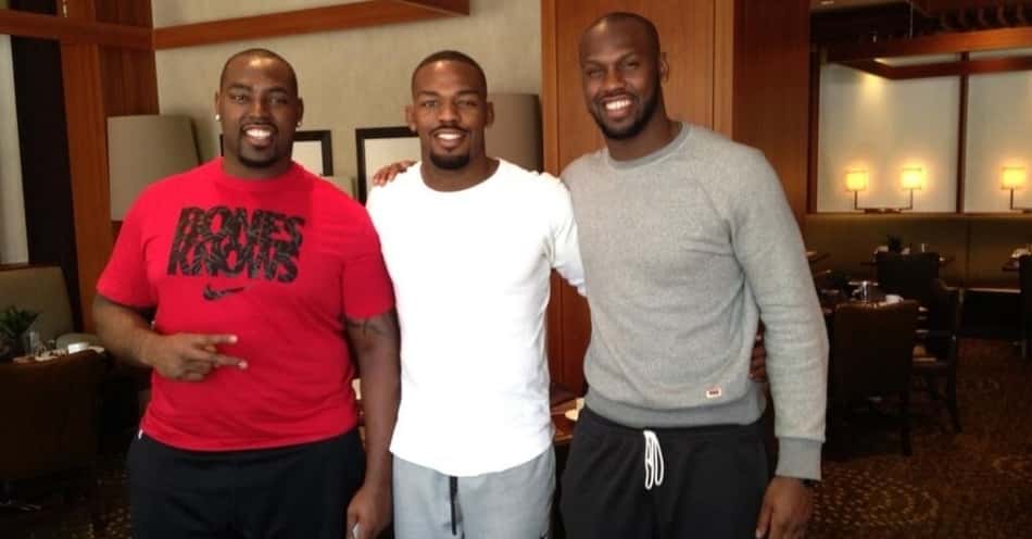 Astro da NFL, irmão de Jon Jones é internado após overdose, diz site
