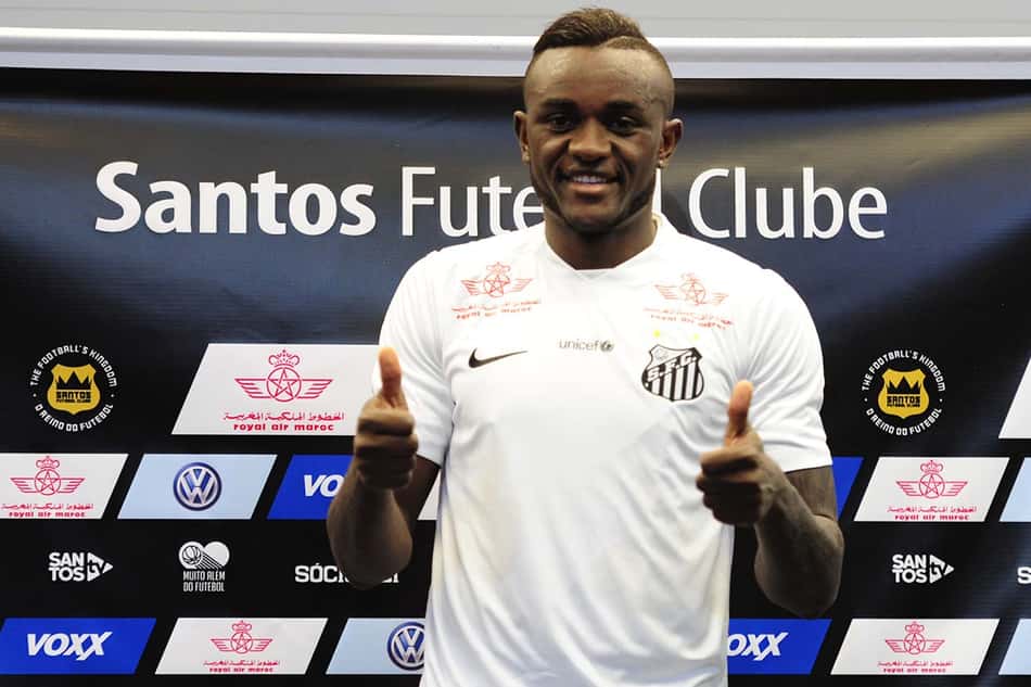Sem sotaque, camaronês Joel chega ao Santos e já pede por ídolo Robinho