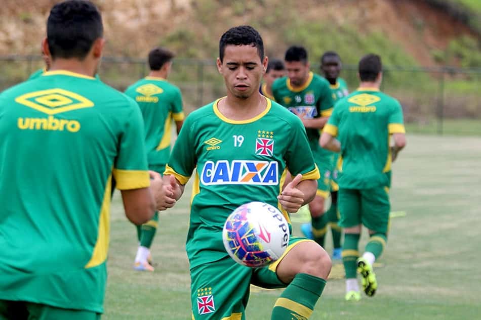 Chape cobra Pikachu por quebrar contrato para acertar com Vasco