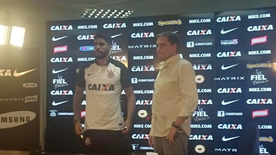 Diretor do Timão 'garante' chegadas de volante, dois meias e um atacante