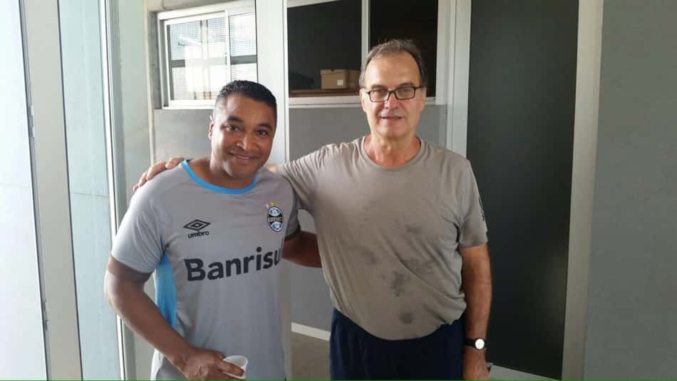 Bielsa visita o Grêmio e emociona Roger Machado: 'Um dos meus ídolos'