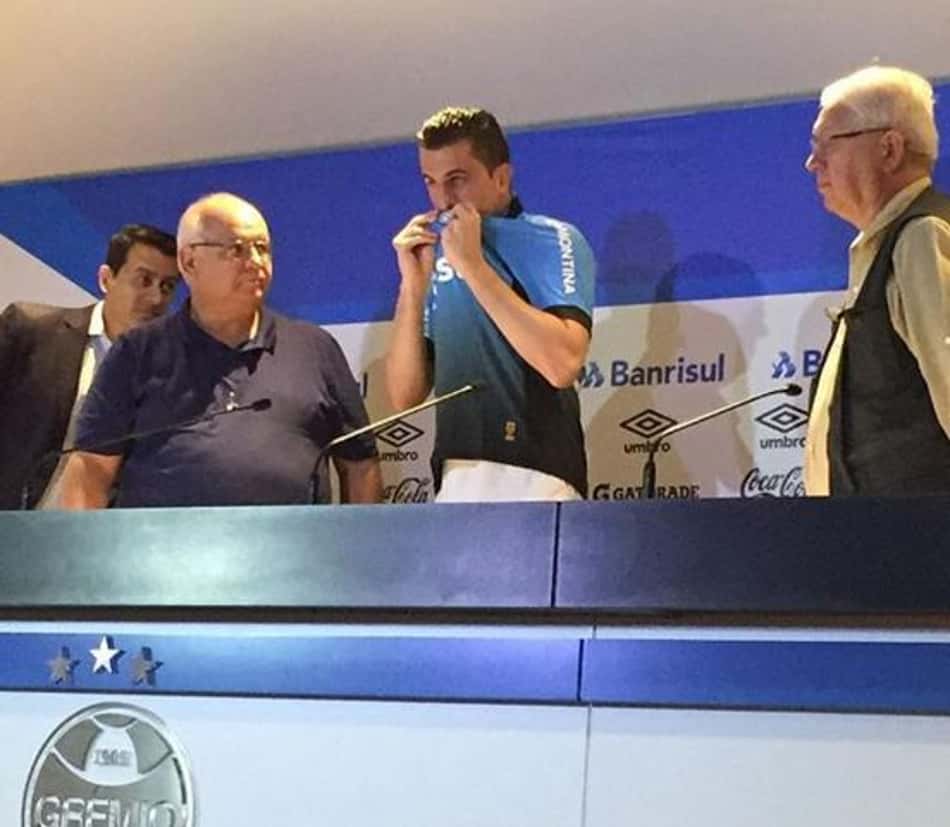 Falando em 'honrar camisa 1', Grohe se emociona ao renovar com Grêmio