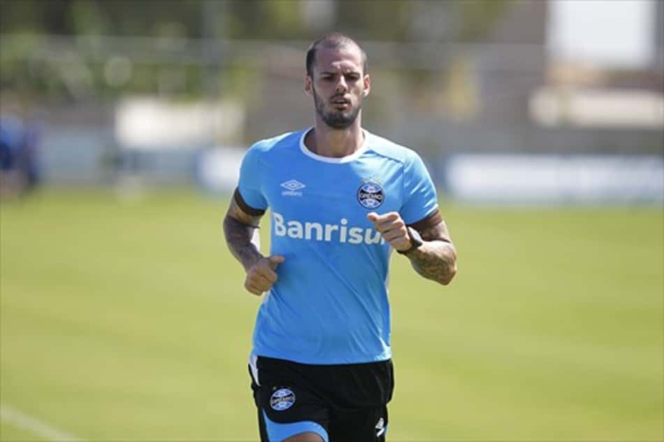 Vitória oficializa contratação do zagueiro Fred