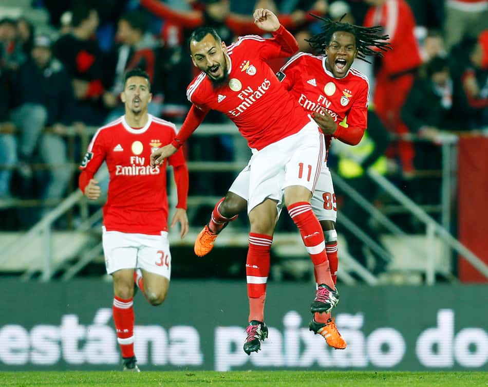 Benfica vence de virada e se aproxima do líder Sporting