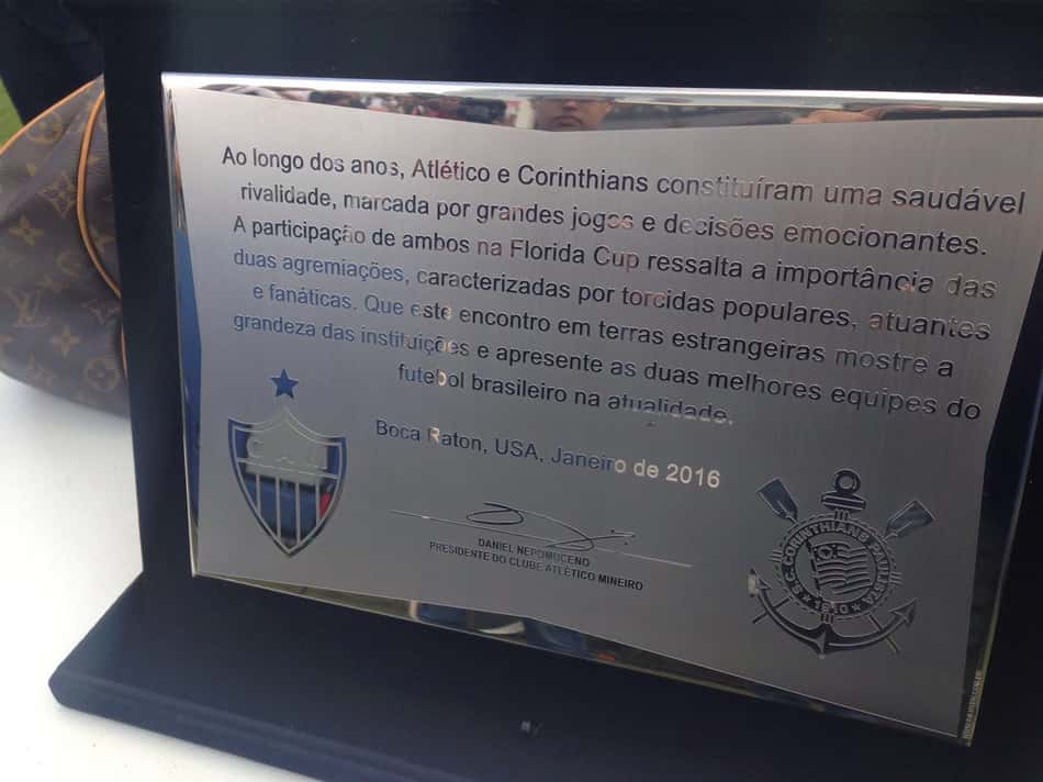 Placa oferecida pela diretoria do Atlético-MG ao Corinthians (Foto: Bruno Cassucci)