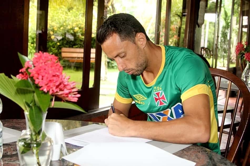 Nenê assina contrato de renovação com o Vasco em Pinheiral (Foto: Paulo Fernandes/Vasco.com.br)