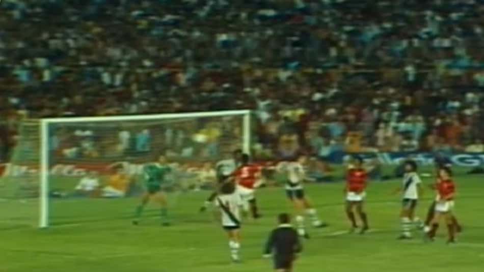 Fotos! De barriga, falta no fim, cavadinha e mais. Relembre dez gols históricos do Carioca