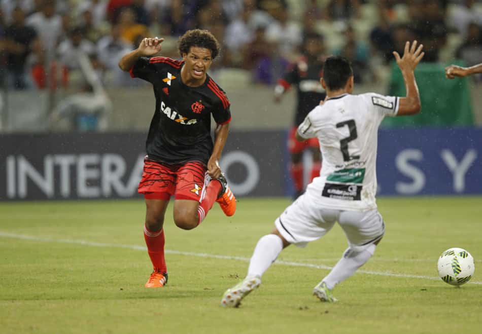Em jogo cheio de gols, Ceará derrota o Flamengo nos pênaltis
