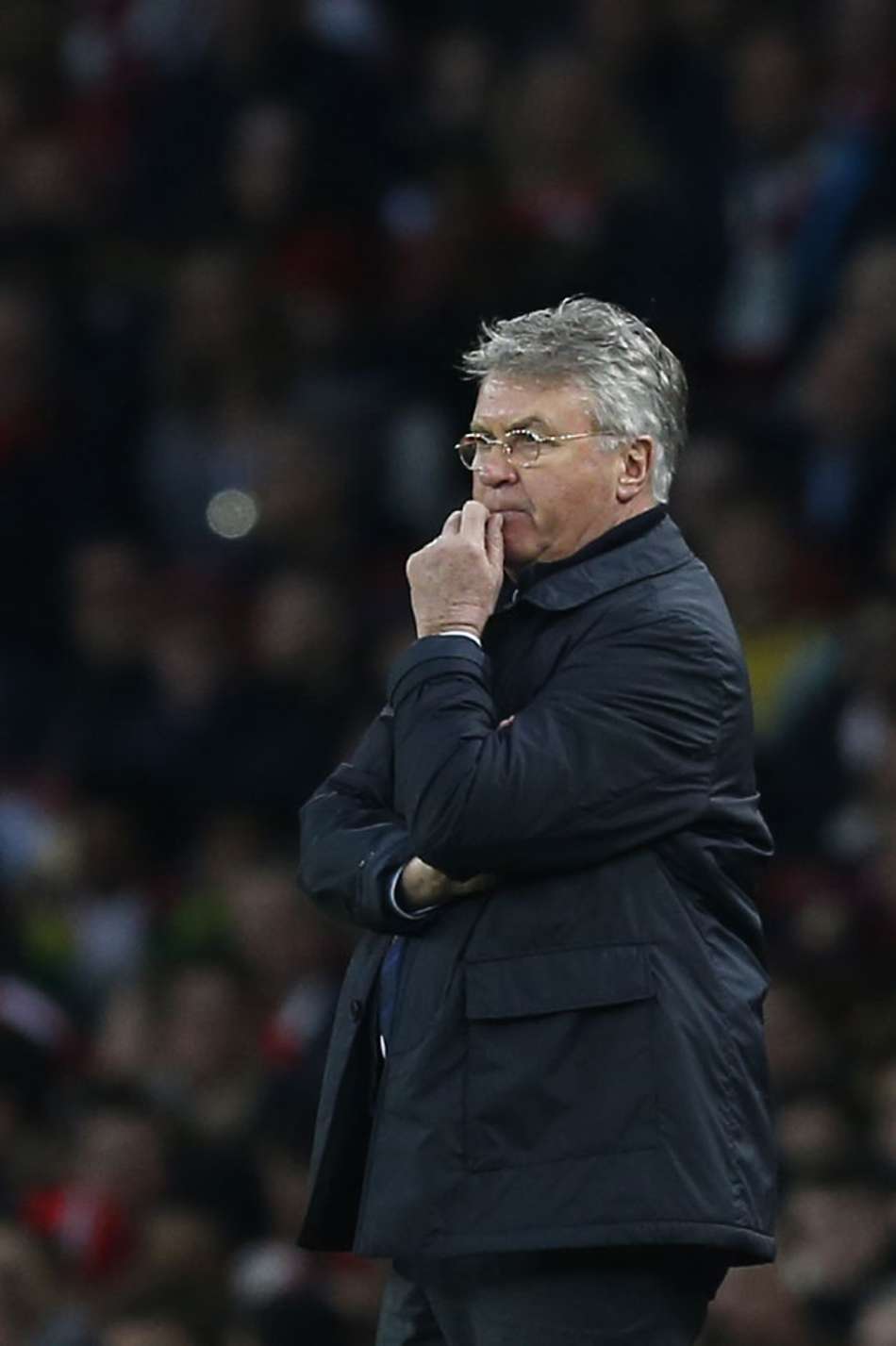Hiddink observa o jogo