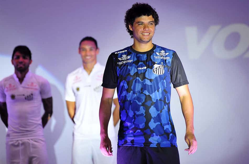 Santos irá lançar novo terceiro uniforme contra o Flu (na foto, o uniforme de treino) 