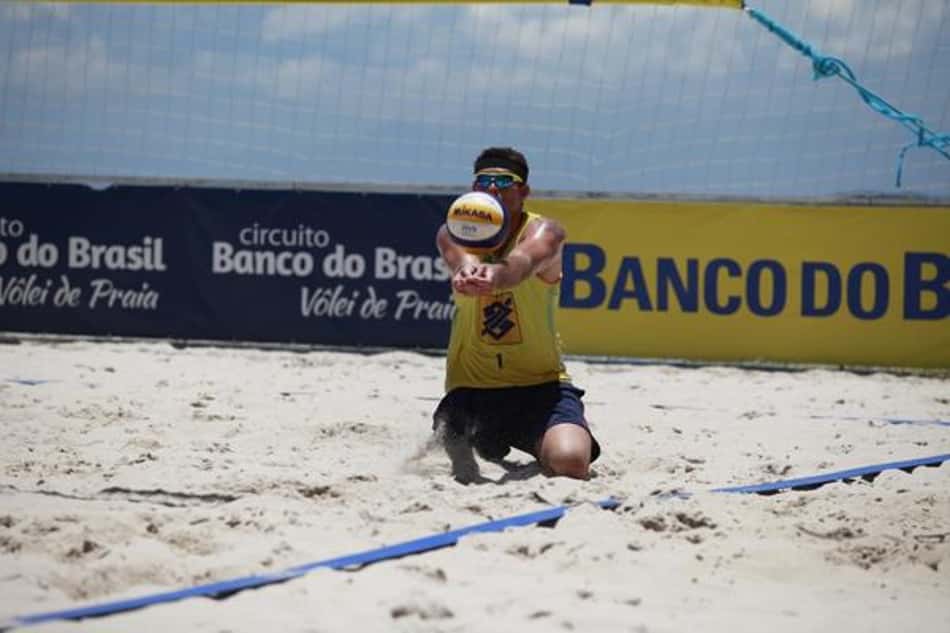 Fernandão pode enfrentar o irmão Fábio Luiz na final da etapa carioca (Foto: Paulo Frank/CBV)