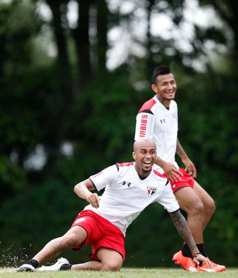 Treino do São Paulo tem voleio de Kieza e 'homenagem' a Calleri