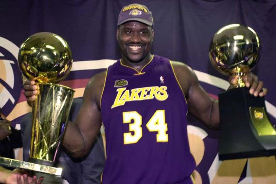 Shaq presenteia Antetokounmpo com apelido "Superman"