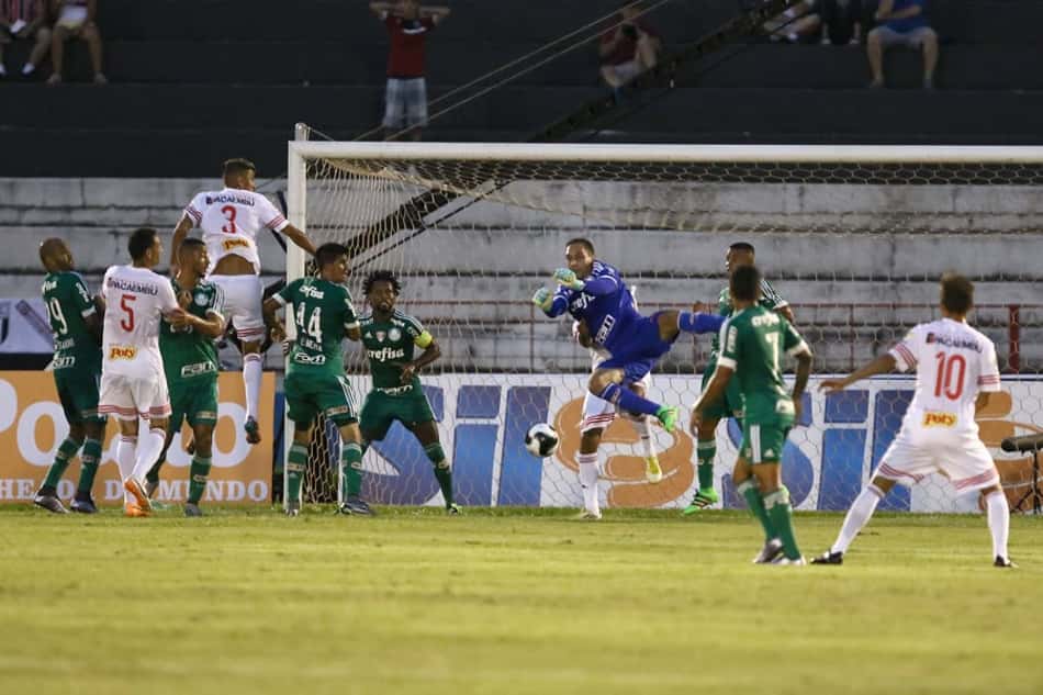 Palmeiras testa 'surpresa' com três zagueiros e Marcelo ganha moral