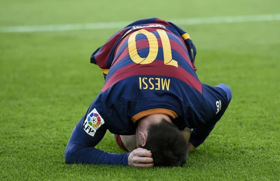 Messi volta a treinar no Barcelona após entrada criminosa de brasileiro