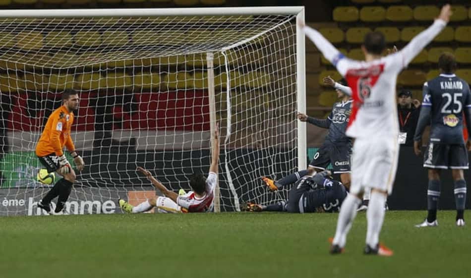 Na estreia de Love como titular, Monaco vence e segue em segundo