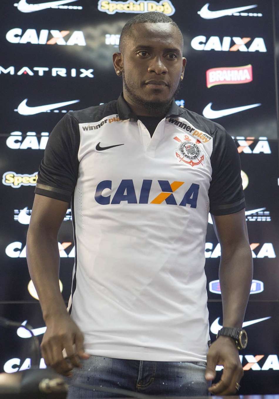 Willians não escolhe posição e elogia concorrente no Corinthians