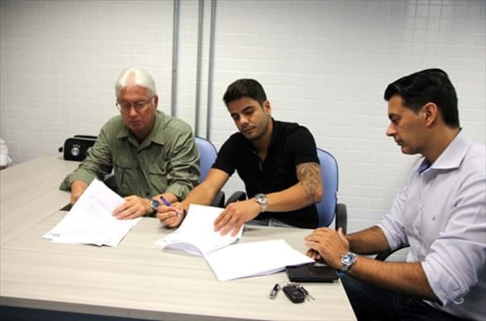 Grêmio dá 'chapéu' no Inter e anuncia contratação de Henrique Almeida